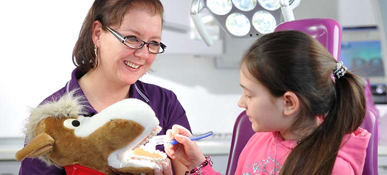 Kinder beim Zahnarzt in Duisburg, nahe Moers (Ost) 