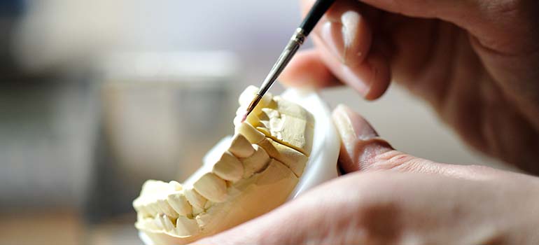 Ihr Zahnarzt in Duisburg mit praxiseigenem Dentallabor  
